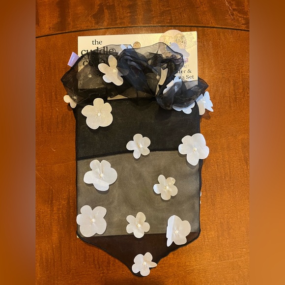 Dog outfit: bandana and hair twister. 
Black with white flowers sewn on. S-M - Picture 2 of 6